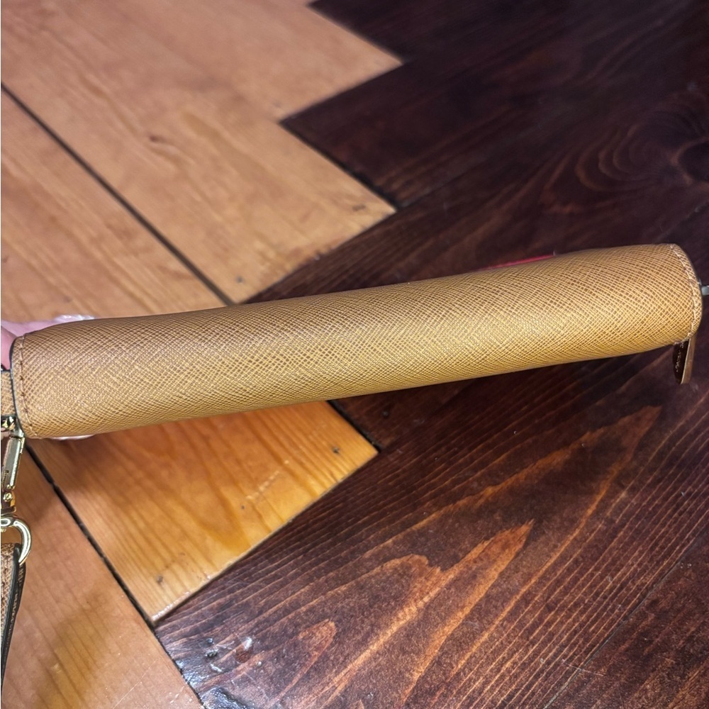 ✨Michael Kors wristlet wallet✨ - Picture 4 of 5